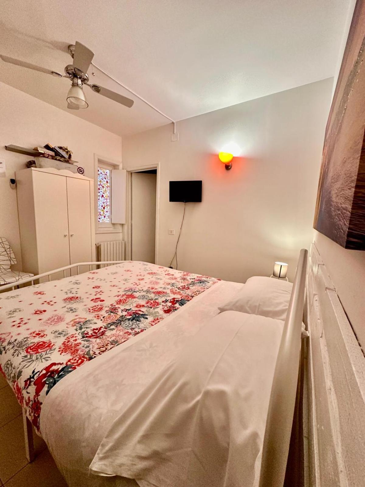 Bed and Breakfast A Casa Di Anna Полиньяно-а-Маре Экстерьер фото